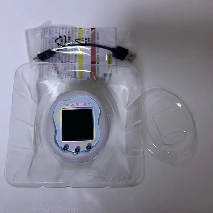 [BUNJANG] Bandai Tamagotchi Uni Prism White + Case (Opened) / 반다이 다마고치 유니 프리즘 화이트+ 케이스 개봉