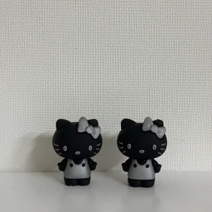 [BUNJANG] Hello Kitty Magnet Set (Black/Silver) - 2 Pieces / 헬로키티 마그넷(검/실)2개