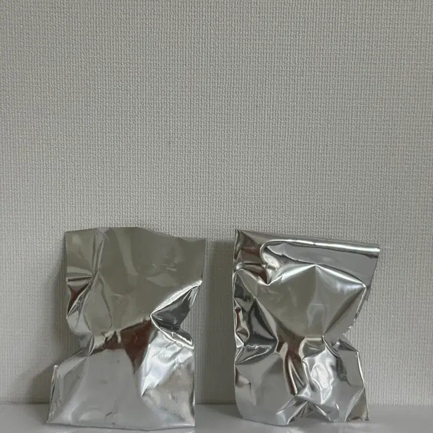 [BUNJANG] Hello Kitty Magnet Set (Black/Silver) - 2 Pieces / 헬로키티 마그넷(검/실)2개
