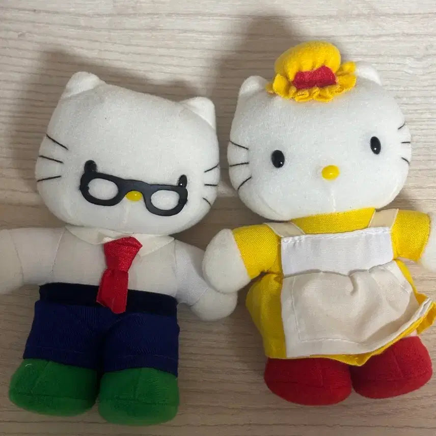 [BUNJANG] Vintage Hello Kitty Mom, Dad, and Family Doll Set / 키티 엄마 아빠 가족 인형 세트