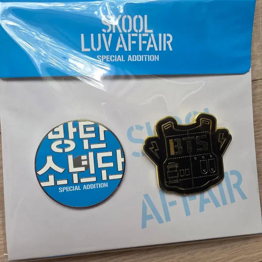 [BUNJANG] BTS SKOOL LUV AFFAIR Keyring &amp; Badge Set / 방탄소년단 SKOOL LUV AFFAIR 키링 뱃지 세트