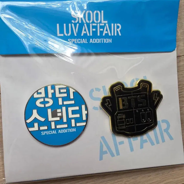 [BUNJANG] BTS SKOOL LUV AFFAIR Keyring &amp; Badge Set / 방탄소년단 SKOOL LUV AFFAIR 키링 뱃지 세트
