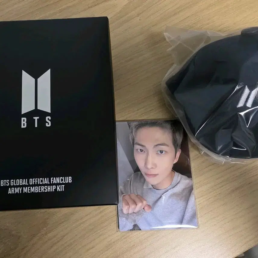 [BUNJANG] BTS ARMY Membership Gift V7 Photocard &amp; ARMY Bomb Hat / BTS 방탄소년단 아미 멤버십 기프트 V7 포카 아미밤 모자