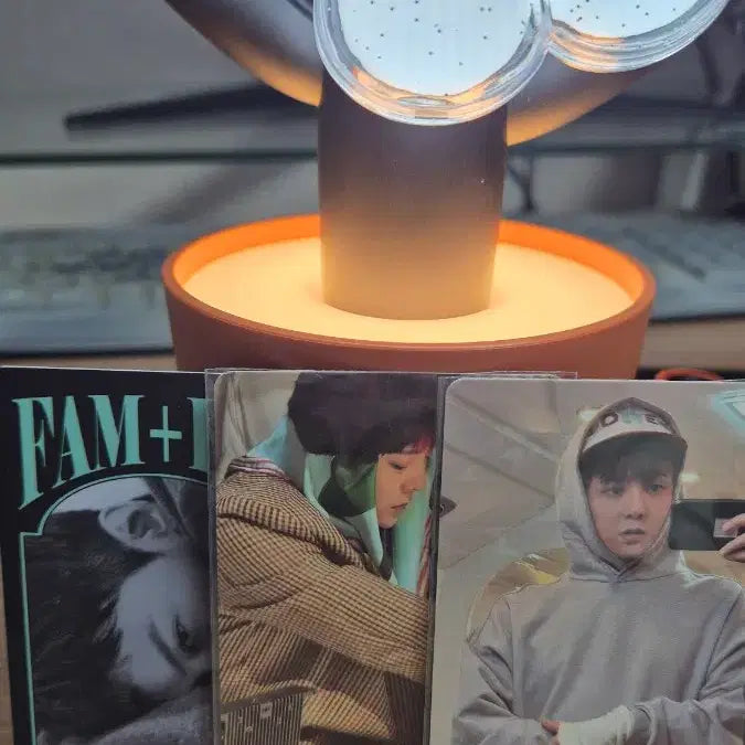 [BUNJANG] G-Dragon Lightstick Bundle Set with Cradle and 3 Photocards / 지드래곤 응원봉 + 크래들 + 포토카드 3장