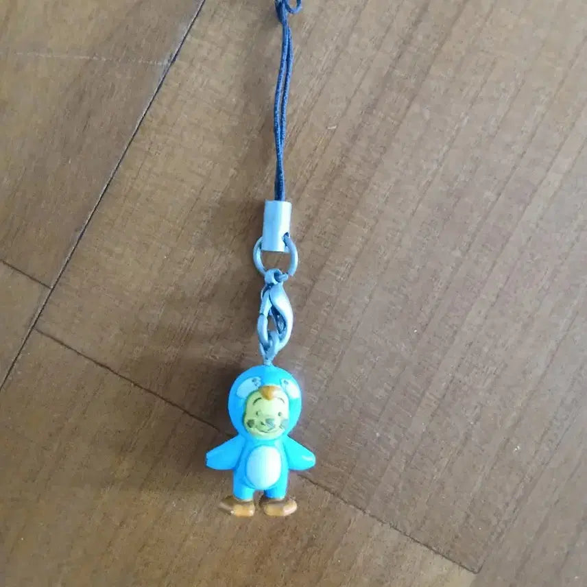 [BUNJANG] Vintage Winnie the Pooh Penguin Costume Keyring / 고전 빈티지 곰돌이푸 펭귄 코스튬 키링