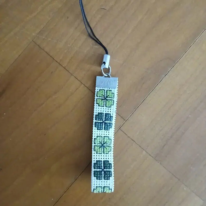 [BUNJANG] Handmade Embroidered Clover Keychain / (특별할인)고전 빈티지 핸드메이드 자수 클로버 모양 키링