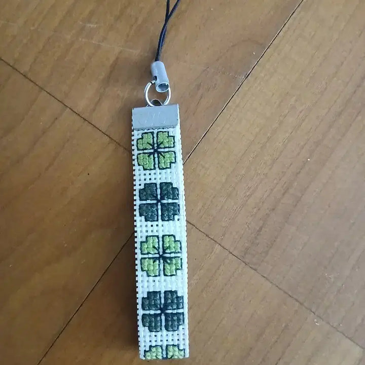 [BUNJANG] Handmade Embroidered Clover Keychain / (특별할인)고전 빈티지 핸드메이드 자수 클로버 모양 키링