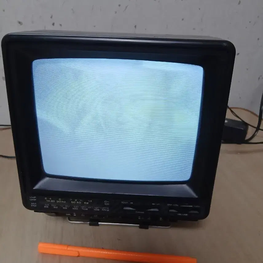 [BUNJANG] Korean-made 6-inch Black and White CRT Television - Vintage / 국산 6인치 흑백 브라운관 tv 빈티지 텔레비젼