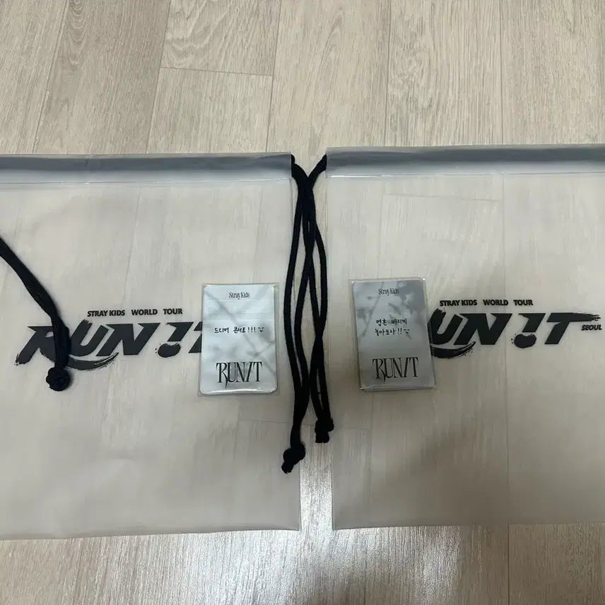[BUNJANG] Stray Kids RUN IT Concert Pouch Photocard Set / [빠른배송] 스키즈 런잇 첫첫콘 중콘 첫콘 막콘 Stray Kids RUN IT 파우치 포카 세트 콘서트 입장 기프트