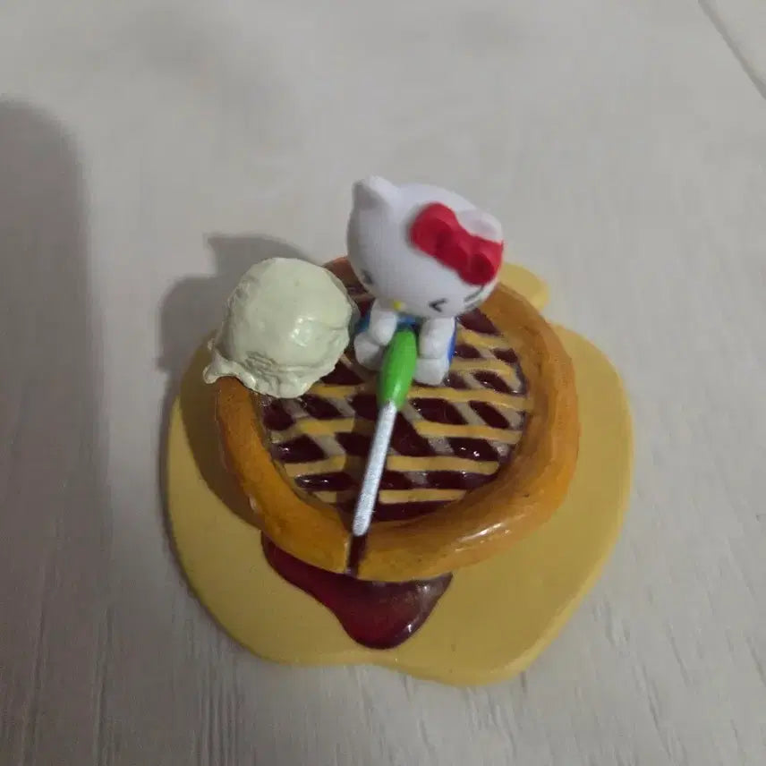 [BUNJANG] Hello Kitty Pie Figure / 정품 헬로키티 파이 피규어