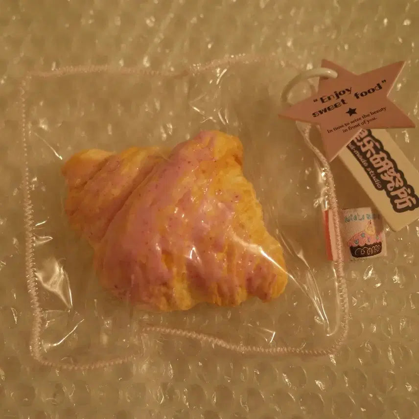 [BUNJANG] Nienie Strawberry Croissant Squishy / Nienie 녜녜연구소 딸기 크루아상 말랑이 샤오홍슈