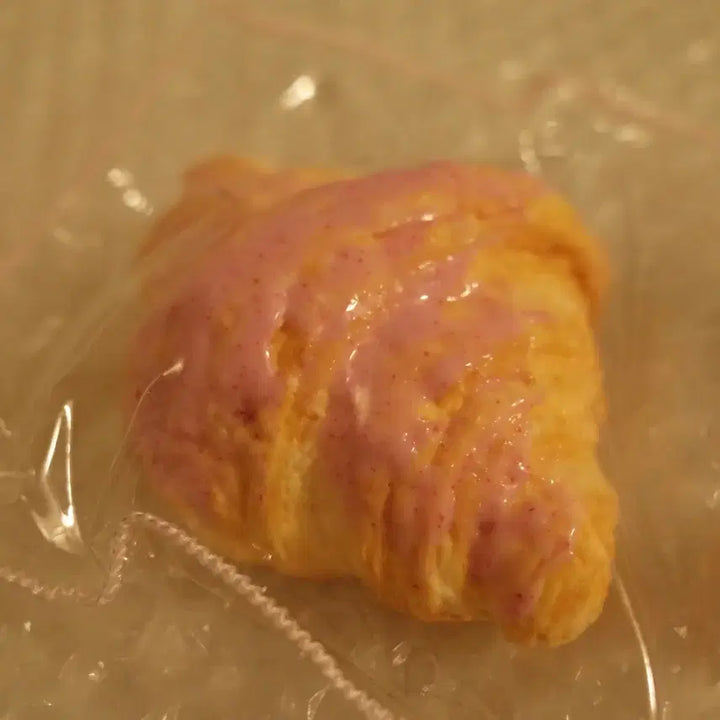 [BUNJANG] Nienie Strawberry Croissant Squishy / Nienie 녜녜연구소 딸기 크루아상 말랑이 샤오홍슈