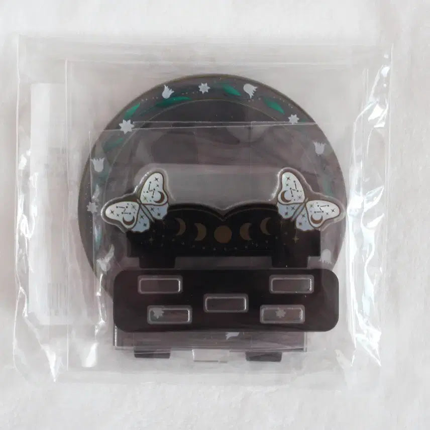[BUNJANG] Mystic Butterfly D-7 White Can Badge Acrylic Stand (Sealed) / [미개봉] 후쿠야 온라인 쿠지 미스틱 버터플라이 캔뱃지 아크릴 스탠드 화이트 D상 D-7