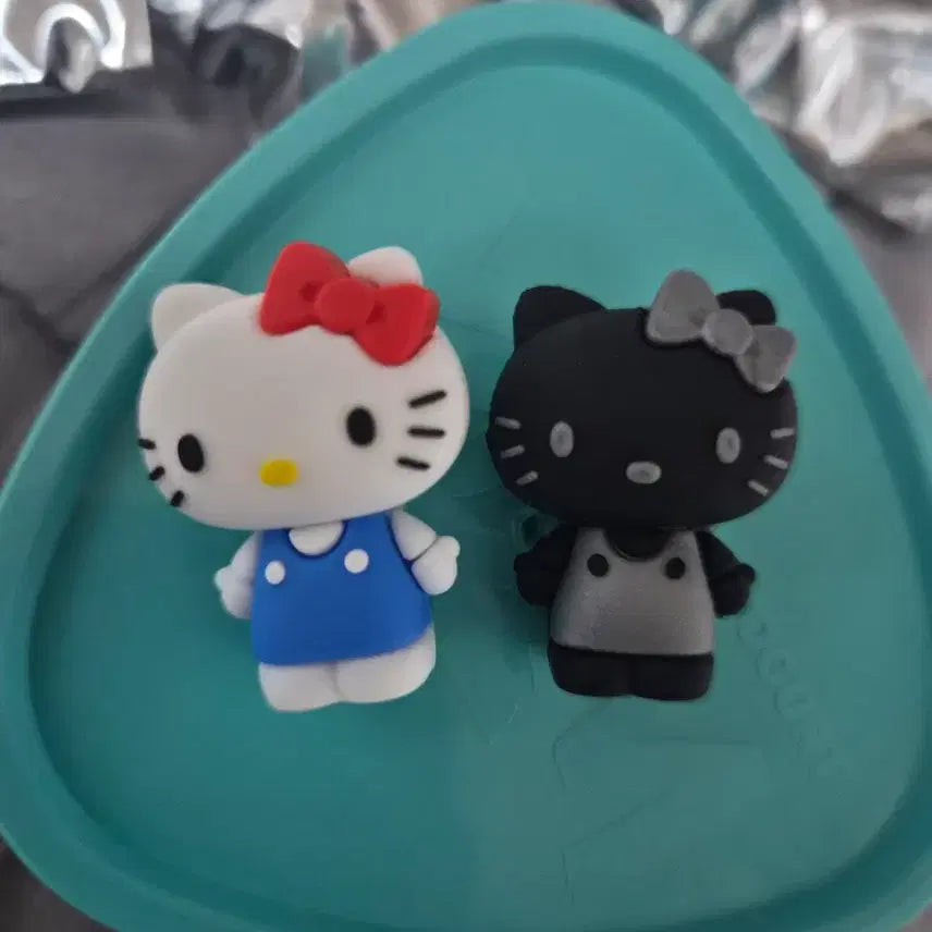 [BUNJANG] Hello Kitty Yogurt Figure Set (Black &amp; White) / 요즘그릭요거트 헬로키티 피규어 2개 세트