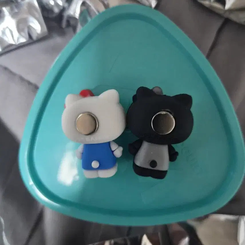 [BUNJANG] Hello Kitty Yogurt Figure Set (Black &amp; White) / 요즘그릭요거트 헬로키티 피규어 2개 세트