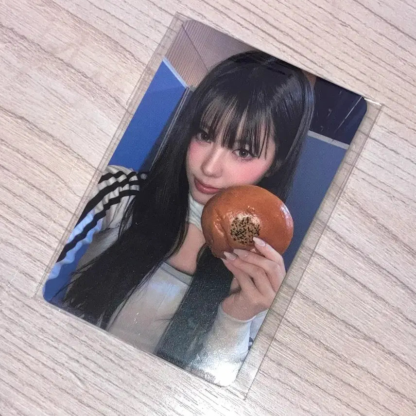 [BUNJANG] IZ*ONE Miyawaki Sakura Coco France Louvre Popup Baguette Photocard / 이즈나 코코 프랑스 루브르 바게트 잠실 팝업 빵 구매 특전 포카 양도 빵즈나