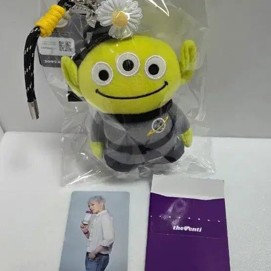 [BUNJANG] G-Dragon Photocard &amp; Peaceminusone x Toy Story The Firstpan Alien Keychain / 지디 포카+피스마이너스원 x 토이 스토리 더 퍼스트팬 피마원 키링 알린