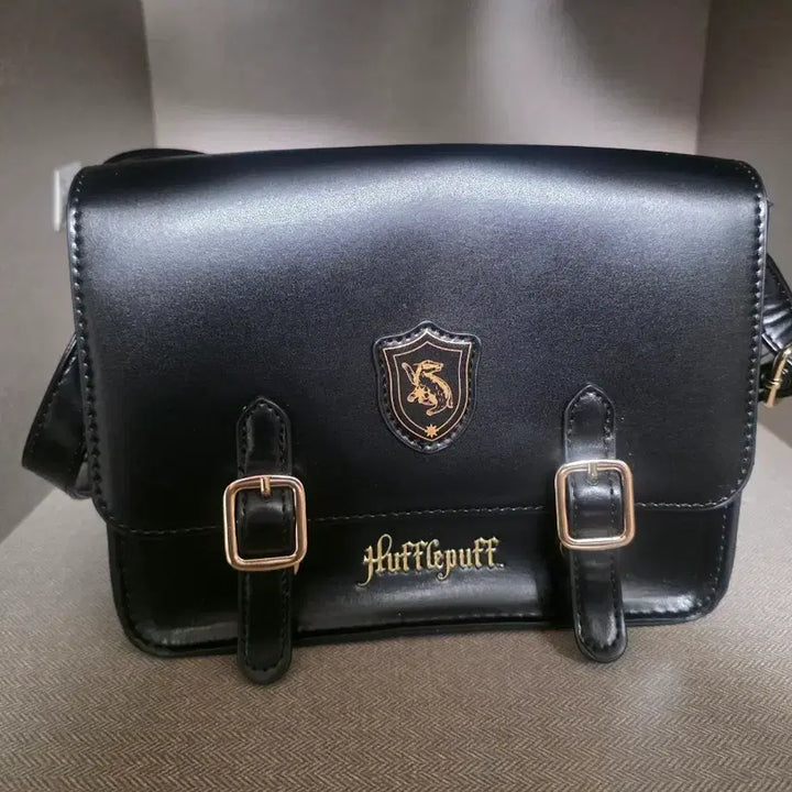 [BUNJANG] Miniso Harry Potter Hufflepuff Black Faux Leather Bag / 미니소 해리포터 후플푸프 가방