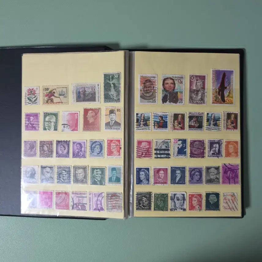 [BUNJANG] Used Foreign Stamps Bundle (Approx. 440 pcs) with Album / (우표) 외국 사용제 우표 440여장 일괄 / 앨범포함