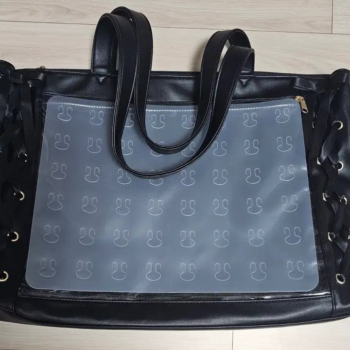 [BUNJANG] WEGO Lace-up Ita Bag L Black 56cm with 48 Can Badges / 위고 레이스업 이타백 L사이즈 블랙 56cm 캔뱃지 48개 이타백 시트 판매 양도