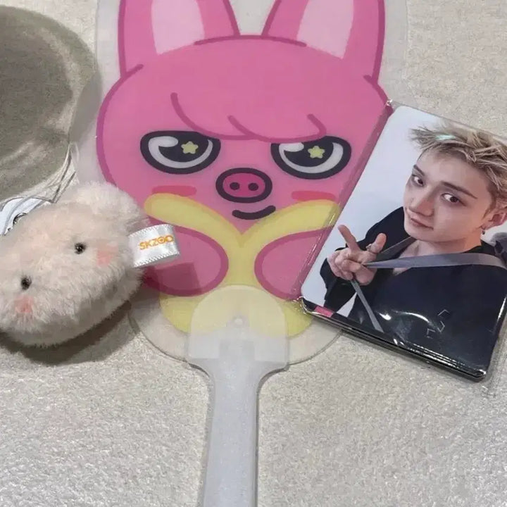 [BUNJANG] Stray Kids Concert Day 2 Entrance Gift Bundle Set (Photocard, Piggy Fan, Perfim Keyring) / 스트레이키즈 콘서트 Day2 입장기프트 판매(포카, 부채-돼끼, 키링-퍼핌)