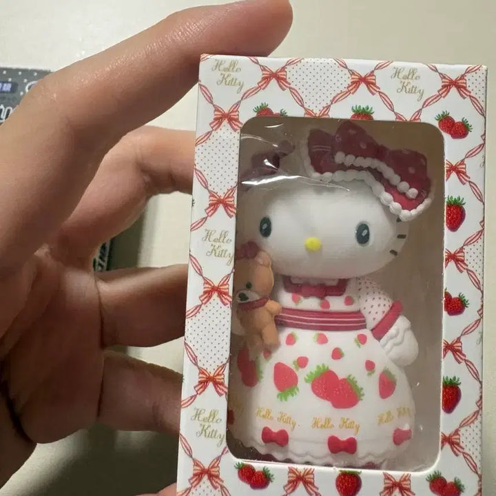 [BUNJANG] Sanrio Hello Kitty 51st Anniversary Monokuro Closet Series Birthday Mascot Figure / 키티 51주년 모노쿠로 클로젯시리즈 생일 마스코트 피규어 산리오 가챠