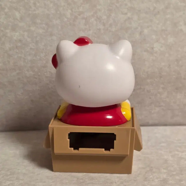 [BUNJANG] Hello Kitty Solar Powered Bobblehead Figure Keychain / 새상품) 태양열 머리 움직이는  헬로키티 행복 상자 피규어 키티 자동차 키링 인형 태닝키티
