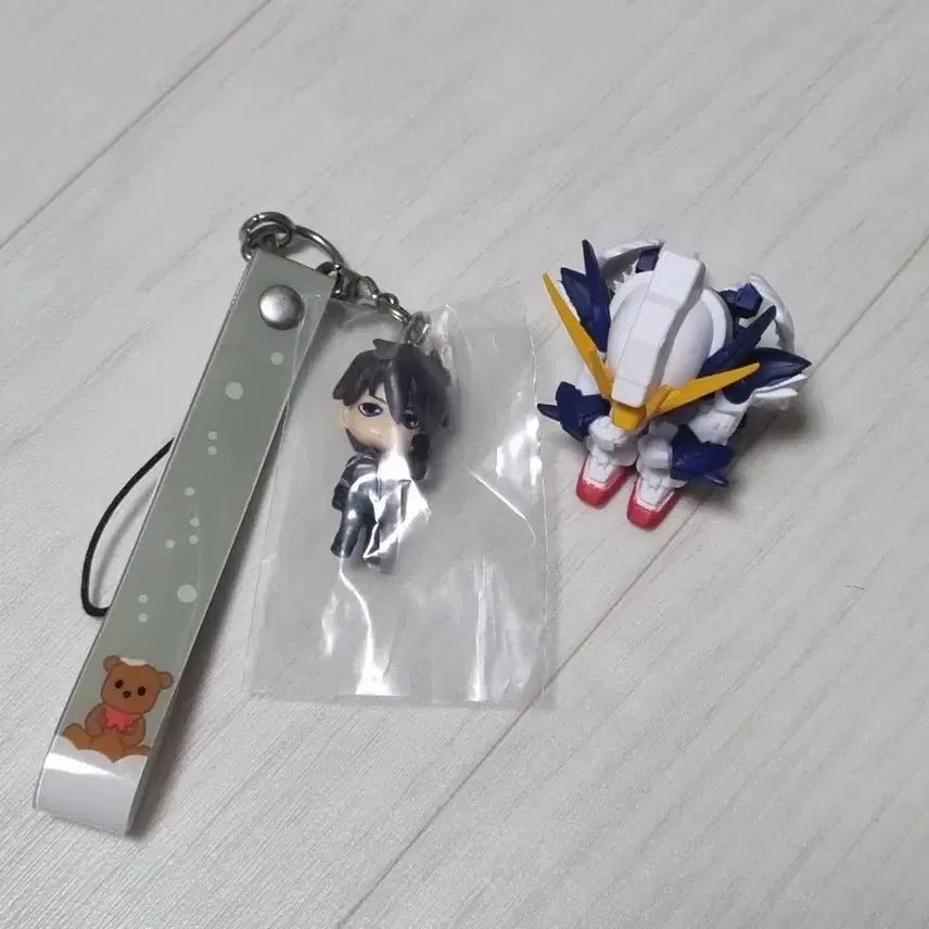 [BUNJANG] Gundam Wing Heero Yuy Classic Keychain &amp; Machiboke Wing Zero Bundle Set / 건담w 윙 고전 키링 + 마치보케 윙제로 일괄 판매
