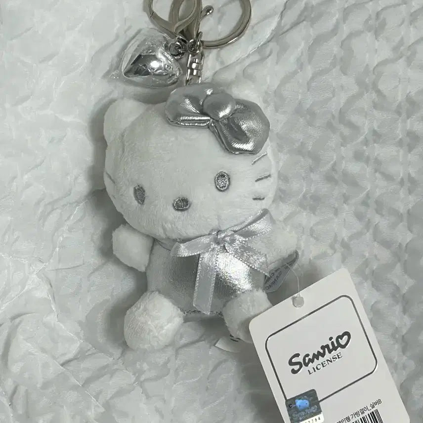 [BUNJANG] Sanrio Hello Kitty Silver Heart Charm Doll Keychain / 택0,새상품) 산리오 헬로키티 실버 하트 참 인형 키링