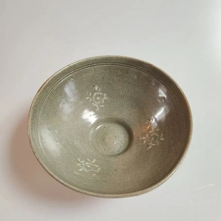 [BUNJANG] Goryeo Dynasty Celadon Bowl with White Inlaid Chrysanthemum Design / 골동품 고려시대 고려청자 백상감 국화절지문 사발