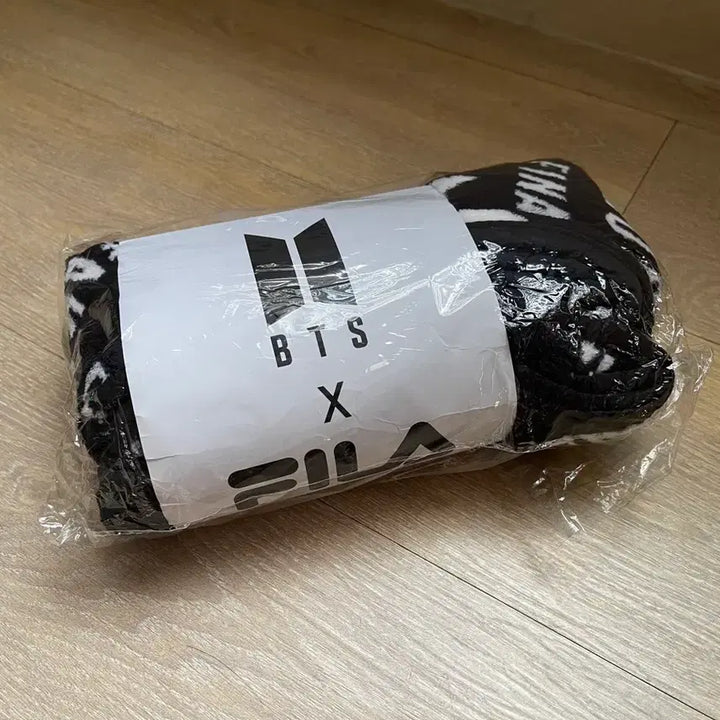 [BUNJANG] BTS x FILA Collaboration Blanket / BTS x FILA 콜라보 담요블랭킷