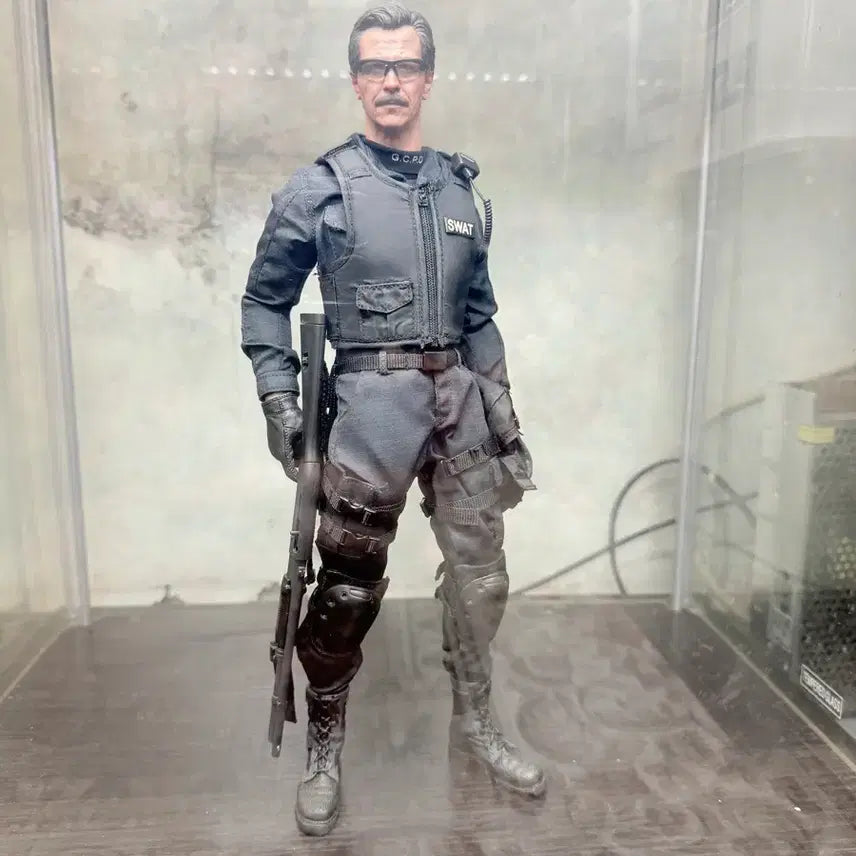 [BUNJANG] Hot Toys Dark Knight Commissioner Gordon SWAT Version Figure / 핫토이 다크나이트 짐 고든 SWAT 버젼 판매