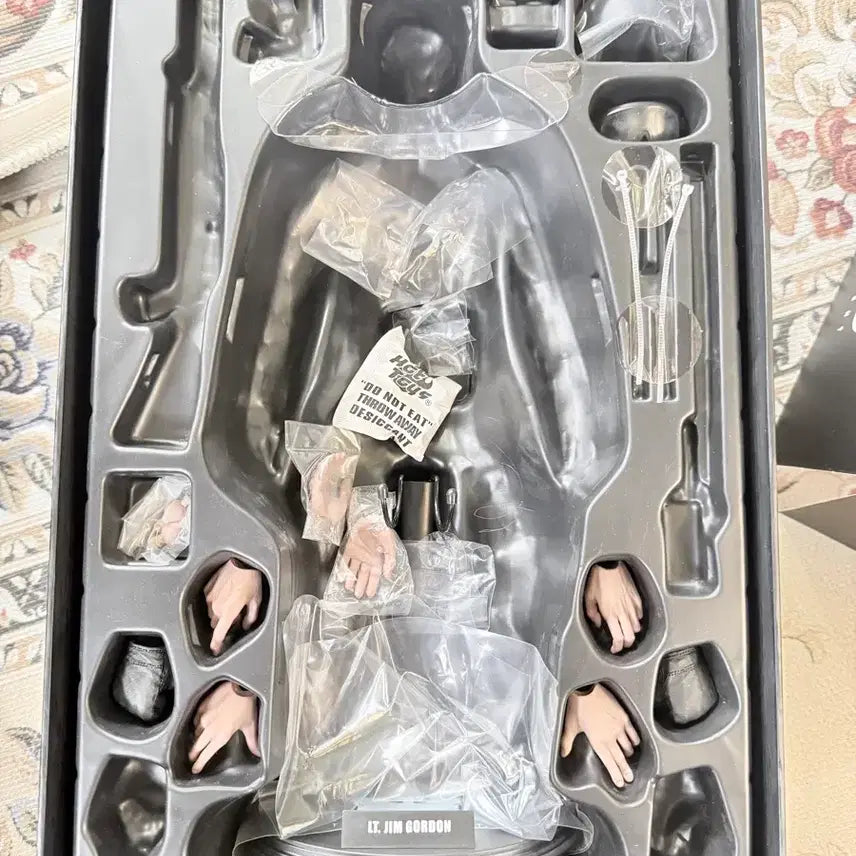 [BUNJANG] Hot Toys Dark Knight Commissioner Gordon SWAT Version Figure / 핫토이 다크나이트 짐 고든 SWAT 버젼 판매