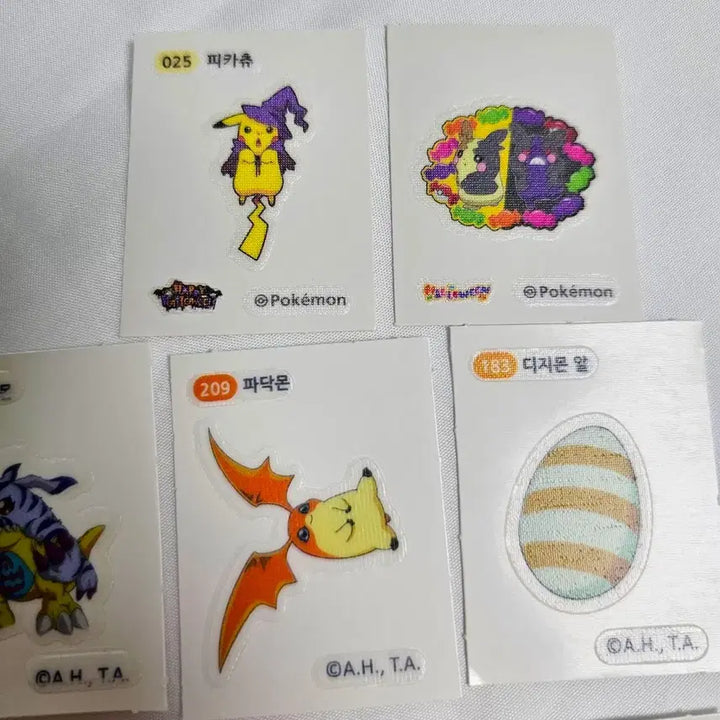 [BUNJANG] Pokemon Digimon Halloween Glow-in-the-Dark Sticker Bundle Set / (일괄) 포켓몬 띠부씰 디지몬 띠부씰 할로윈 야광 띠부씰 스티커