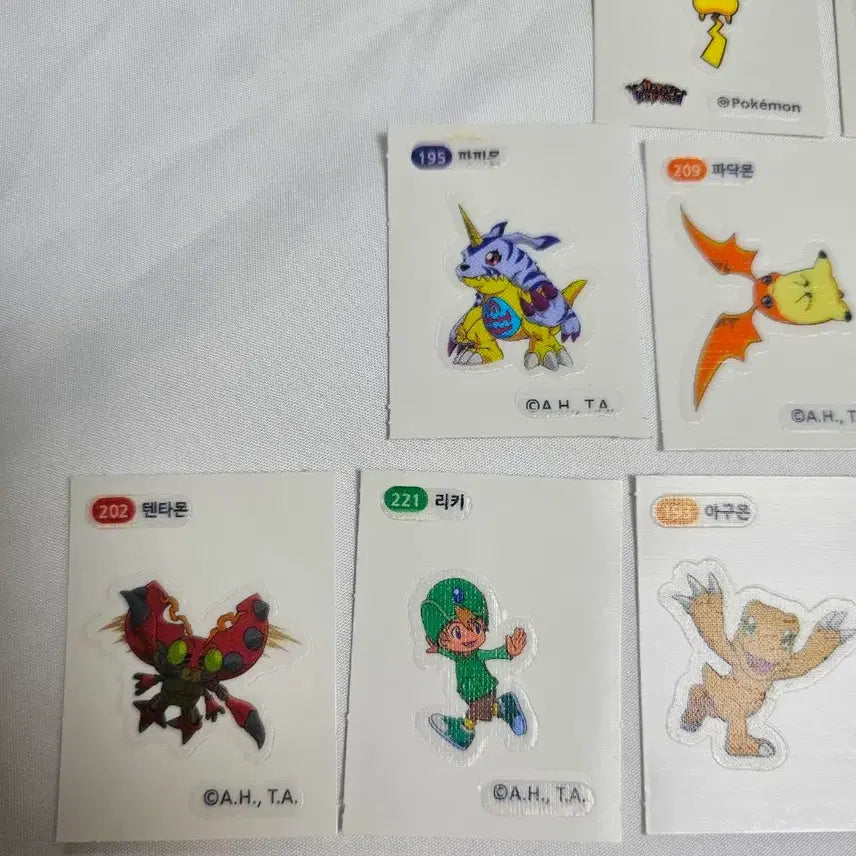 [BUNJANG] Pokemon Digimon Halloween Glow-in-the-Dark Sticker Bundle Set / (일괄) 포켓몬 띠부씰 디지몬 띠부씰 할로윈 야광 띠부씰 스티커