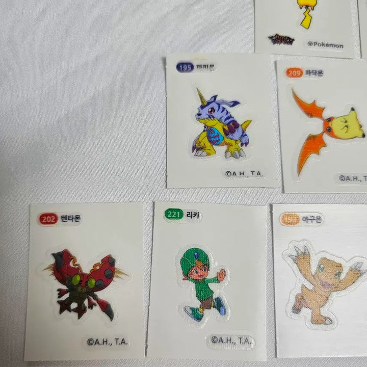 [BUNJANG] Pokemon Digimon Halloween Glow-in-the-Dark Sticker Bundle Set / (일괄) 포켓몬 띠부씰 디지몬 띠부씰 할로윈 야광 띠부씰 스티커