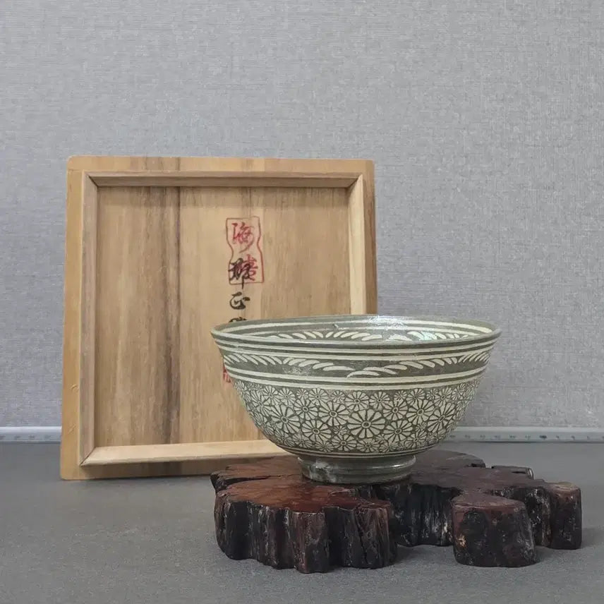 [BUNJANG] Jeong Jeong-Mook Buncheong Chrysanthemum Ware Tea Bowl / 해청 정정묵 분청 국화문 다완
