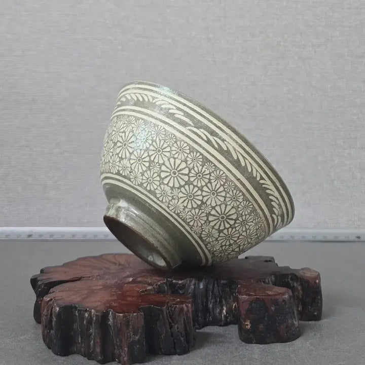 [BUNJANG] Jeong Jeong-Mook Buncheong Chrysanthemum Ware Tea Bowl / 해청 정정묵 분청 국화문 다완