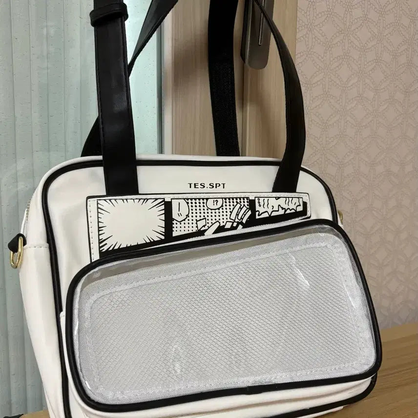 [BUNJANG] Manga-style Display Ita Bag with Shoulder Strap / (새상품) 굿즈 칸만화 캔뱃지 보관 전시 숄더 이타백 어깨끈 투명 가방 블랙 화이트