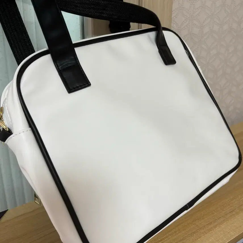 [BUNJANG] Manga-style Display Ita Bag with Shoulder Strap / (새상품) 굿즈 칸만화 캔뱃지 보관 전시 숄더 이타백 어깨끈 투명 가방 블랙 화이트