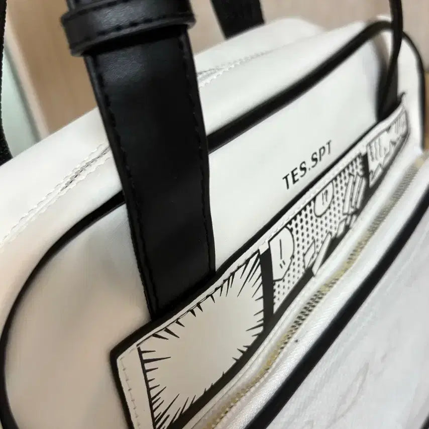 [BUNJANG] Manga-style Display Ita Bag with Shoulder Strap / (새상품) 굿즈 칸만화 캔뱃지 보관 전시 숄더 이타백 어깨끈 투명 가방 블랙 화이트