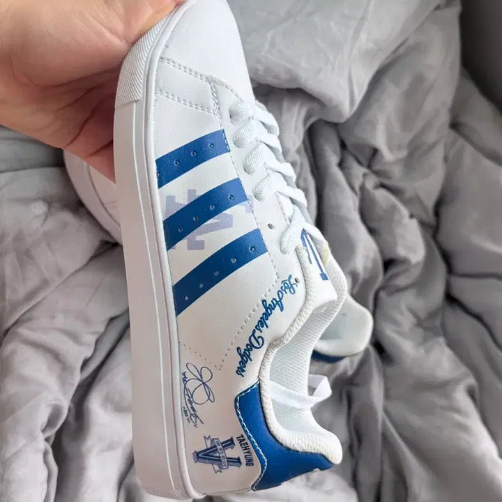 [BUNJANG] BTS V x Adidas LA Dodgers Collaboration Sneakers - White/Blue / [BTS] 아디다스 LA다저스 &amp; V 콜라보 운동화 화이트 블루