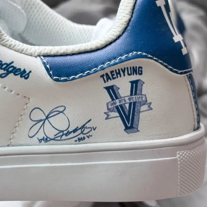 [BUNJANG] BTS V x Adidas LA Dodgers Collaboration Sneakers - White/Blue / [BTS] 아디다스 LA다저스 &amp; V 콜라보 운동화 화이트 블루