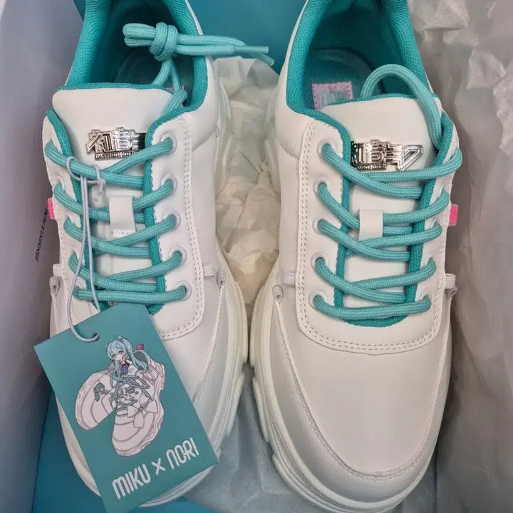 [BUNJANG] Nori Hatsune Miku Collaboration White Sneakers / 하츠네 미쿠 NORI 신발 운동화 스니커즈 화이트 팝업 콜라보 DTF 필름 스티커 서브컬처 + 쿠지 덤