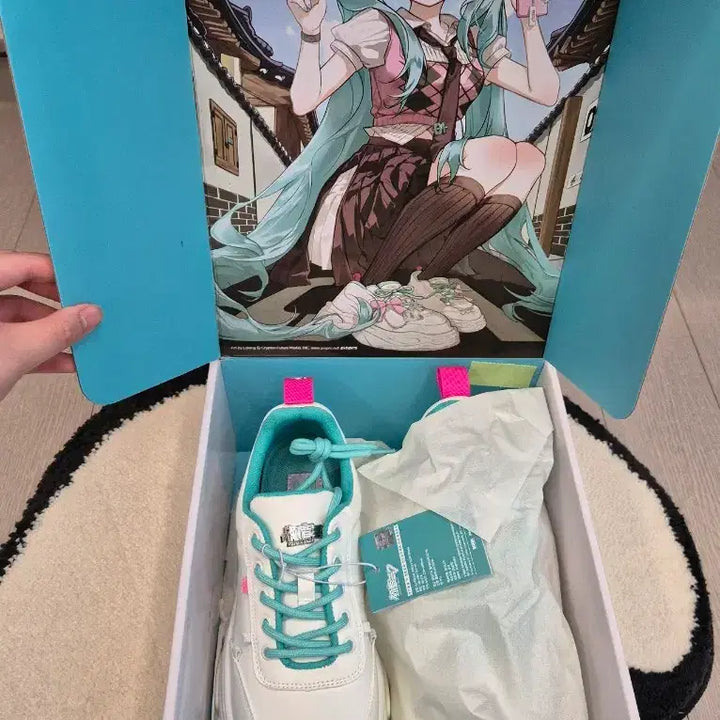[BUNJANG] Nori Hatsune Miku Collaboration White Sneakers / 하츠네 미쿠 NORI 신발 운동화 스니커즈 화이트 팝업 콜라보 DTF 필름 스티커 서브컬처 + 쿠지 덤