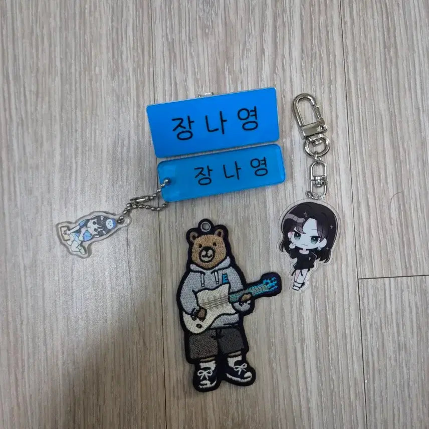 [BUNJANG] QWER Heena Name Tag &amp; Character Keyring Set / QWER 히나 키링 세트