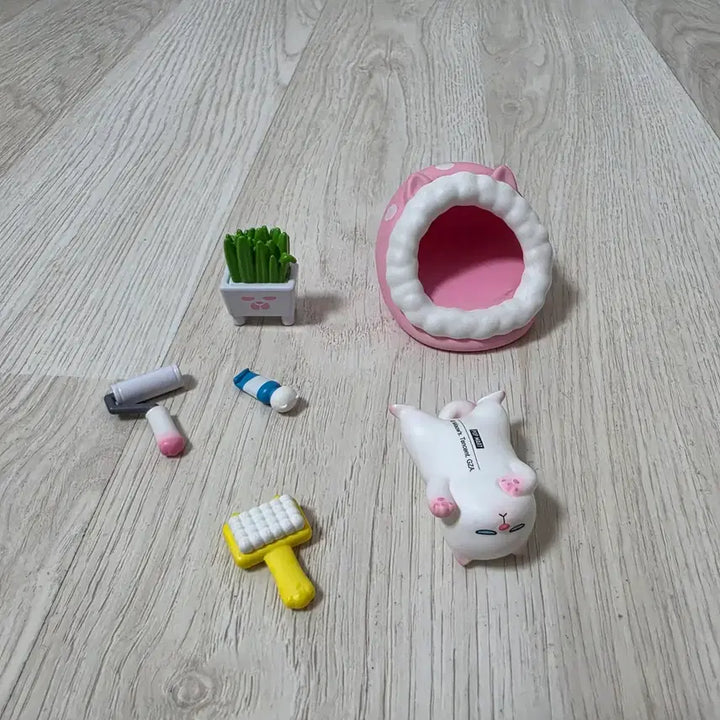 [BUNJANG] Pink House Set with Cat Figurines / 고양이 피규어 핑크 하우스 세트