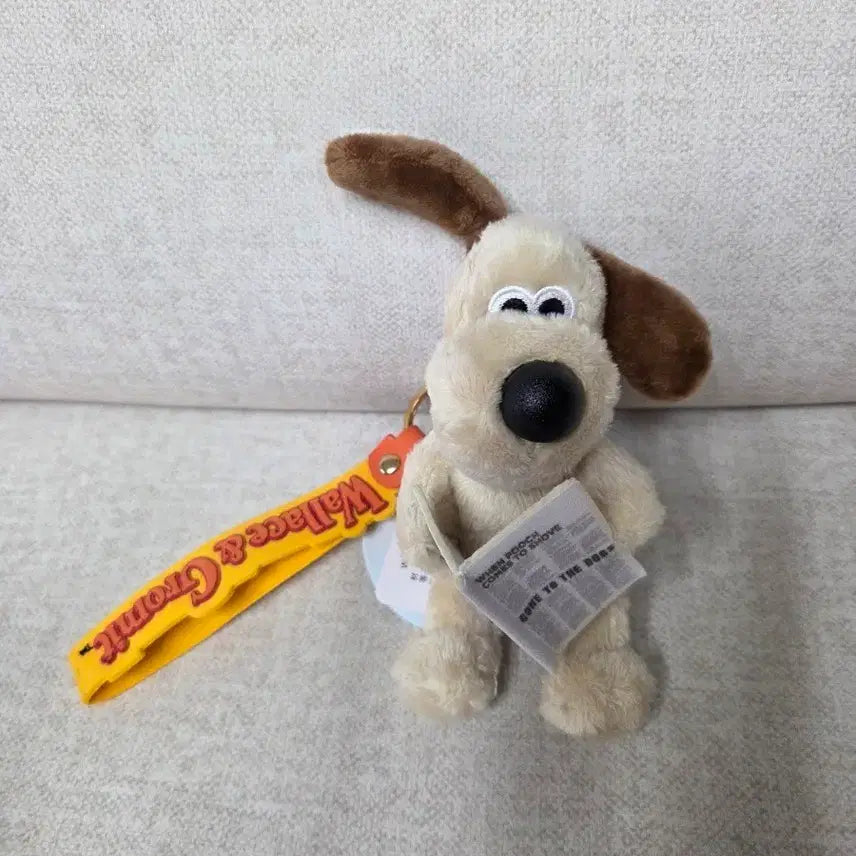[BUNJANG] Wallace &amp; Gromit Newspaper Gromit Plush Keychain / (새상품) 월레스와 그로밋 신문 그로밋 인형 키링