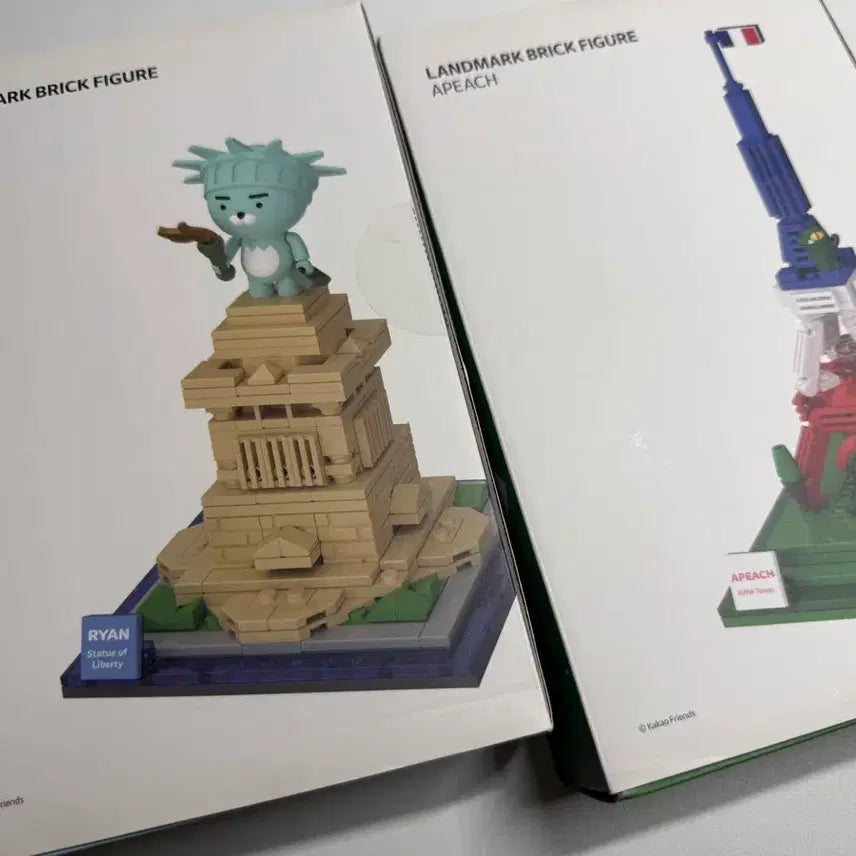 [BUNJANG] Kakao Friends Landmark Brick Figure Set: Ryan &amp; Apeach (Eiffel Tower &amp; Statue of Liberty Themes) / 카카오프렌즈 랜드마크 브릭 피규어 라이언/어피치 프랑스 에펠탑 자유의여신상