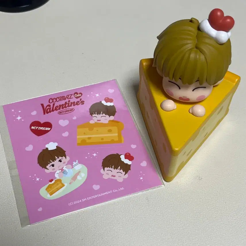 [BUNJANG] NCT Jisung Valentine Cake Figure &amp; Sticker Set / nct 지성 발렌타인 케이크 피규어 양도